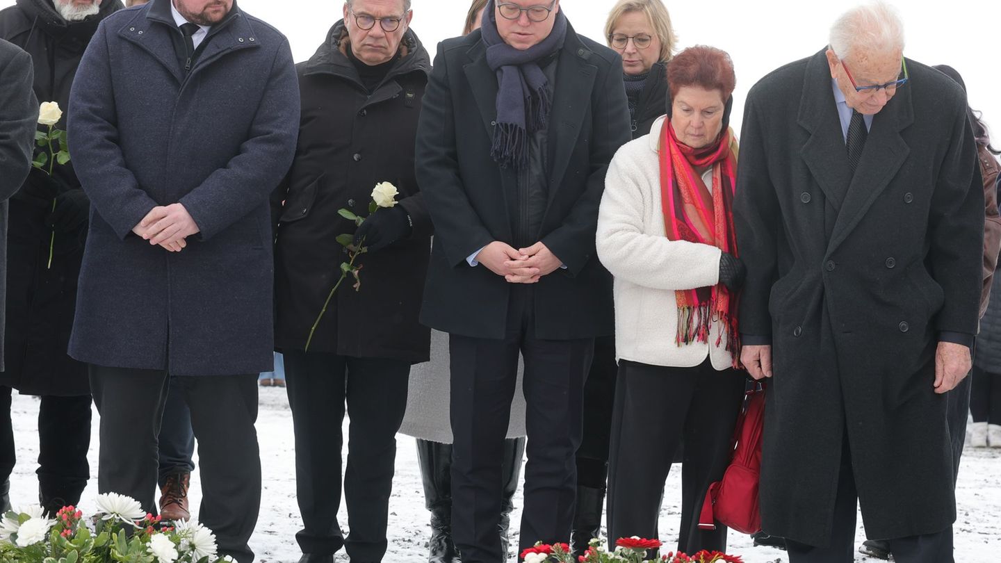 An der Gedenkstätte Buchenwald legten Landespolitiker im Beisein des Buchenwald-Überlebenden Naftali Fürst Kränze nieder. Foto: