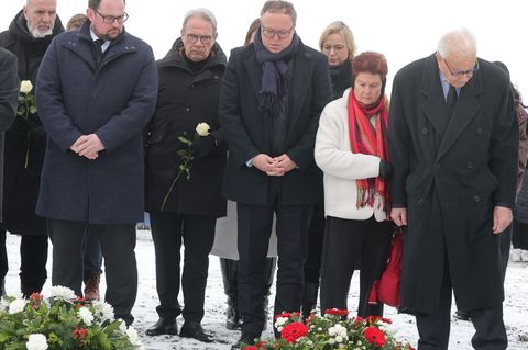 An der Gedenkstätte Buchenwald legten Landespolitiker im Beisein des Buchenwald-Überlebenden Naftali Fürst Kränze nieder. Foto: