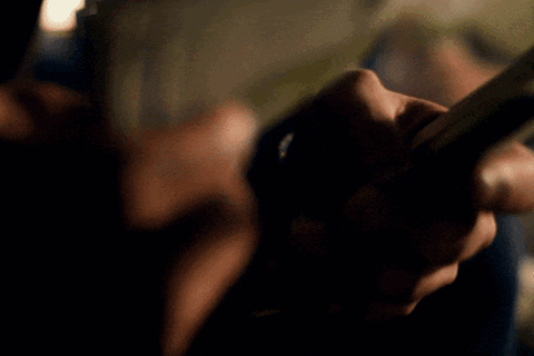 Gehaltserhöhung: eine Hand zählt Geldscheine