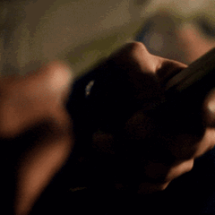 Gehaltserhöhung: eine Hand zählt Geldscheine