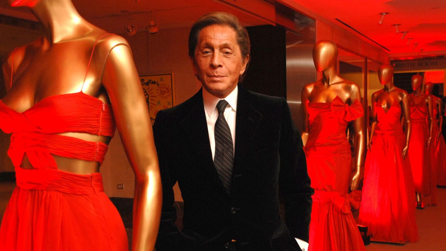 Der italienische Modeschöpfer starb am 19. Januar im Alter von 93 Jahren. Geboren wurde er im norditalienischen Voghera. Als Teenager ging er nach Paris, um sich zum Designer ausbilden zu lassen. 1960 gründete er gemeinsam mit seinem langjährigen Lebens- und Geschäftspartner Giancarlo Giammetti das Modehaus Valentino. Später vermarktete er auch Parfüms, Schmuck, Handtaschen und Accessoires