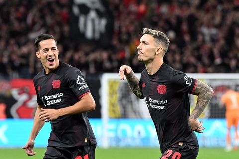 Die Spanier Alejandro Grimaldo und Lucas Vázquez. (Archivbild) Foto: Federico Gambarini/dpa