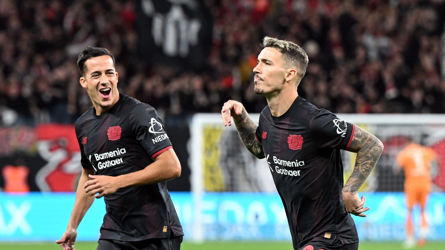 Die Spanier Alejandro Grimaldo und Lucas Vázquez. (Archivbild) Foto: Federico Gambarini/dpa