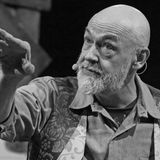 Knebels künstlerische Laufbahn begann in den 1980er-Jahren als Frontmann der Band Flatsch. Mit der Formation erlangte er zunächst in Hessen Bekanntheit. Gemeinsam mit Henni Nachtsheim, 68, gründete er später das Comedy-Duo Badesalz, das die deutsche Humor-Landschaft nachhaltig prägen sollte. Regelmäßig trat er auch solo auf. Am 24. Januar erlag er im Alter von 72 Jahren einer Krebserkrankung