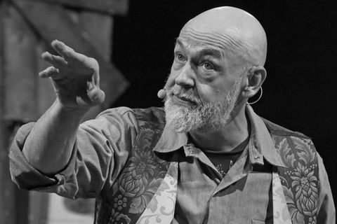 Knebels künstlerische Laufbahn begann in den 1980er-Jahren als Frontmann der Band Flatsch. Mit der Formation erlangte er zunächst in Hessen Bekanntheit. Gemeinsam mit Henni Nachtsheim, 68, gründete er später das Comedy-Duo Badesalz, das die deutsche Humor-Landschaft nachhaltig prägen sollte. Regelmäßig trat er auch solo auf. Am 24. Januar erlag er im Alter von 72 Jahren einer Krebserkrankung