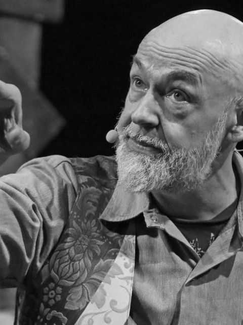 Knebels künstlerische Laufbahn begann in den 1980er-Jahren als Frontmann der Band Flatsch. Mit der Formation erlangte er zunächst in Hessen Bekanntheit. Gemeinsam mit Henni Nachtsheim, 68, gründete er später das Comedy-Duo Badesalz, das die deutsche Humor-Landschaft nachhaltig prägen sollte. Regelmäßig trat er auch solo auf. Am 24. Januar erlag er im Alter von 72 Jahren einer Krebserkrankung