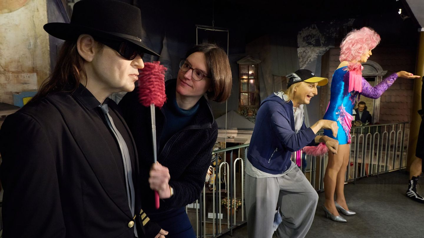 Susanne Faerber, Geschäftsführerin, putzt mit einem Staubwedel die Wachsfigur von Udo Lindenberg. Im Panoptikum, dem Wachsfigure