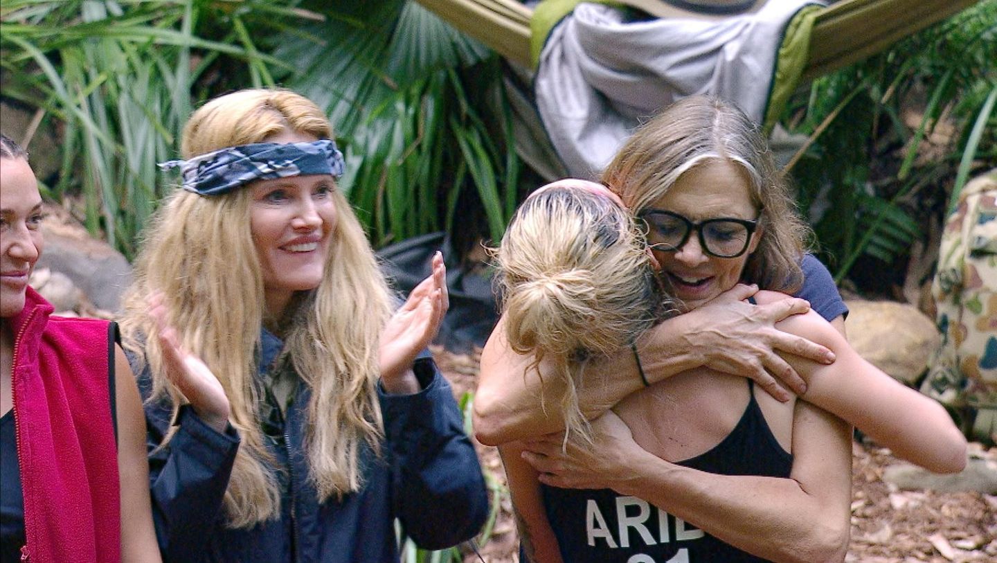 Zurück im Camp wird Ariel gebührend gefeiert. Nicole drückt sie herzlich an sich. Zwar werden auch vier Sterne nicht für volle Mägen sorgen, aber nach den Nullnummern der vorangegangenen Tage sind die Mitbewohner schon mit wenig zufrieden