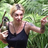 Sie kann einfach nicht anders: Ariel lässt im Camp weiterhin keine Gelegenheit ungenutzt, einen zünftigen Streit vom Zaun zu brechen. Weil sie mitbekommt, dass über sie gelästert worden ist, stellt sie Simone zur Rede: "Es ist räudig, wie ihr da oben lästert. Vier erwachsene Leute!" Simone keilt zurück: "Es ist schwer, mit dir zu reden."