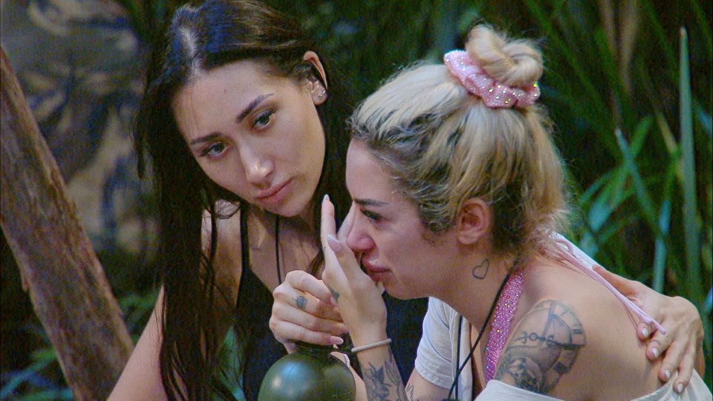 Später vergießt Ariel im Gespräch mit Samira Tränen, als sie von ihrem im November 2025 verstorbenen Vater erzählt. "Er war der beste Mensch in meinem Leben, neben meiner Tochter", schluchzt die 22-Jährige