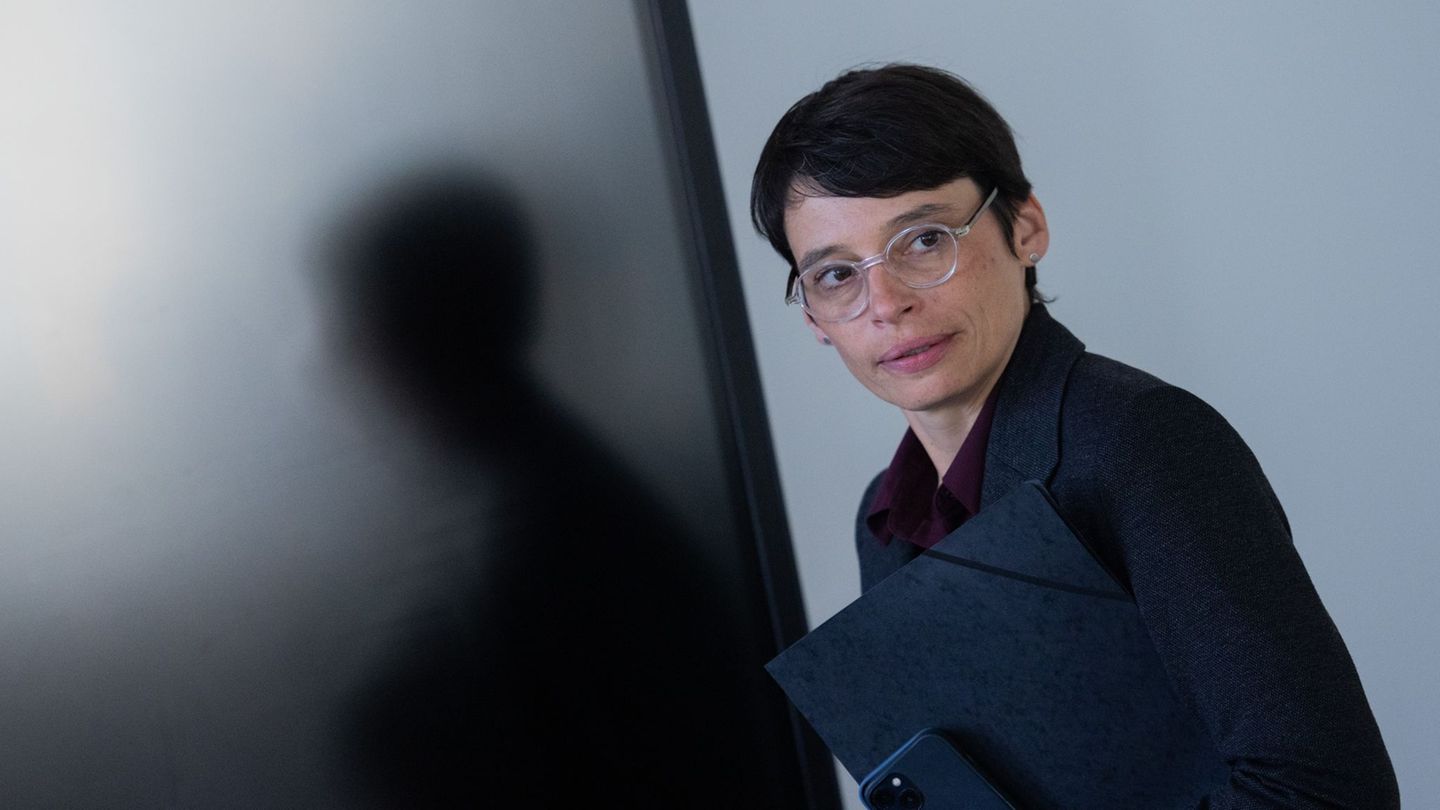 NRW-Familien- und Flüchtlingsministerin Josefine Paul (Grüne) tritt zurück. (Archivbild) Foto: Rolf Vennenbernd/dpa