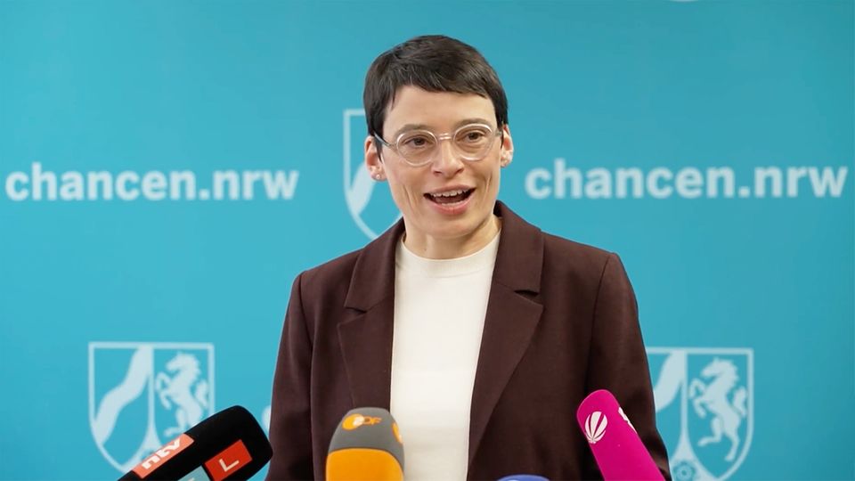 NRW-Flüchtlingsministerin Paul tritt zurück - Statement im Video