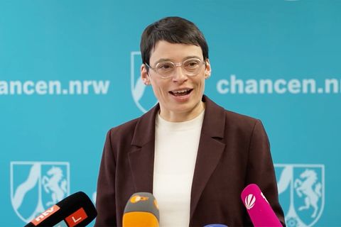 NRW-Flüchtlingsministerin Paul tritt zurück - Statement im Video