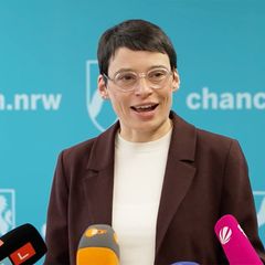 NRW-Flüchtlingsministerin Paul tritt zurück - Statement im Video
