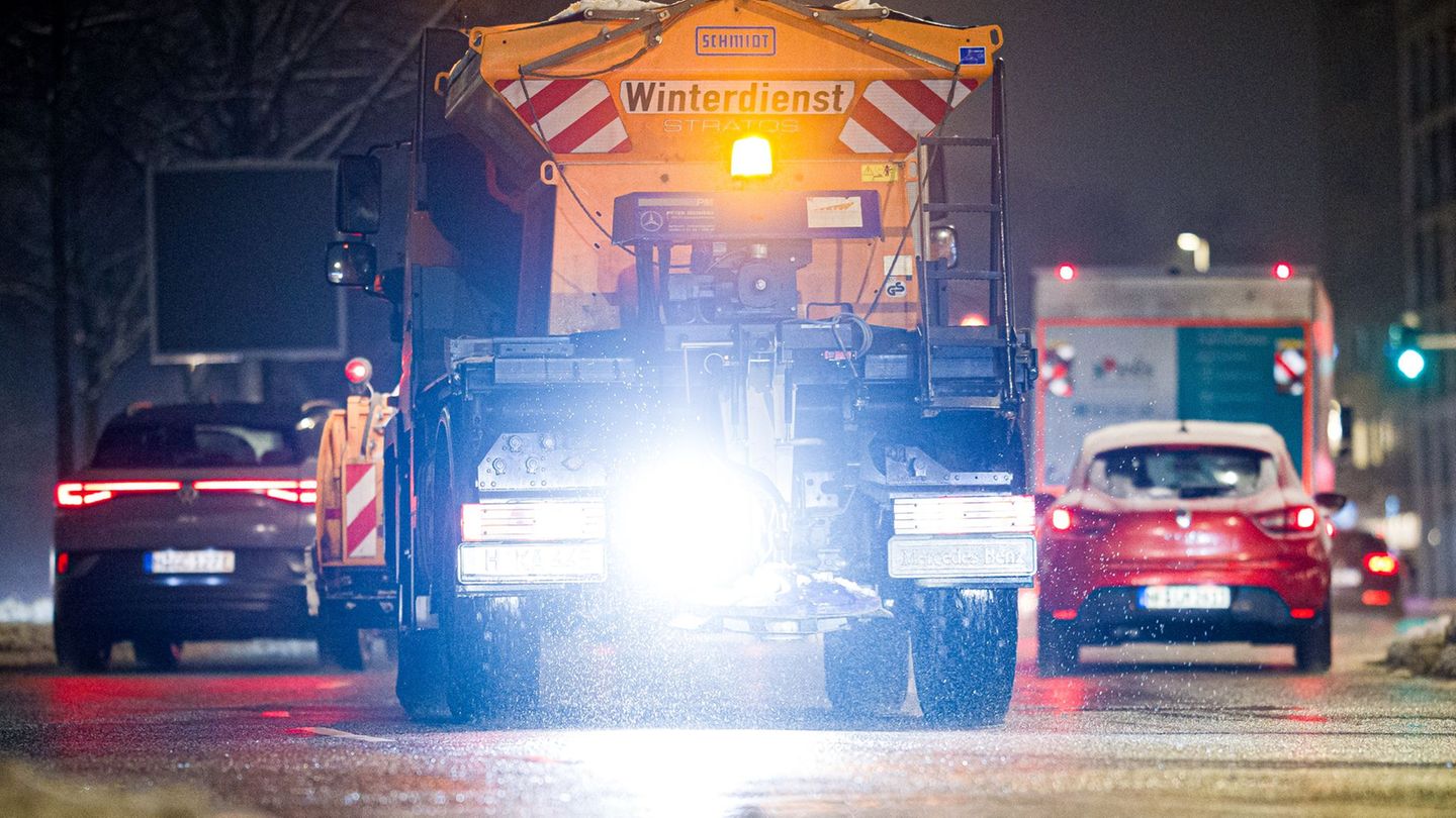 Die niedersächsischen Winterdienste hatten in dieser Saison bisher gut zu tun. Dadurch wird stellenweise das Streusalz knapp. Fo