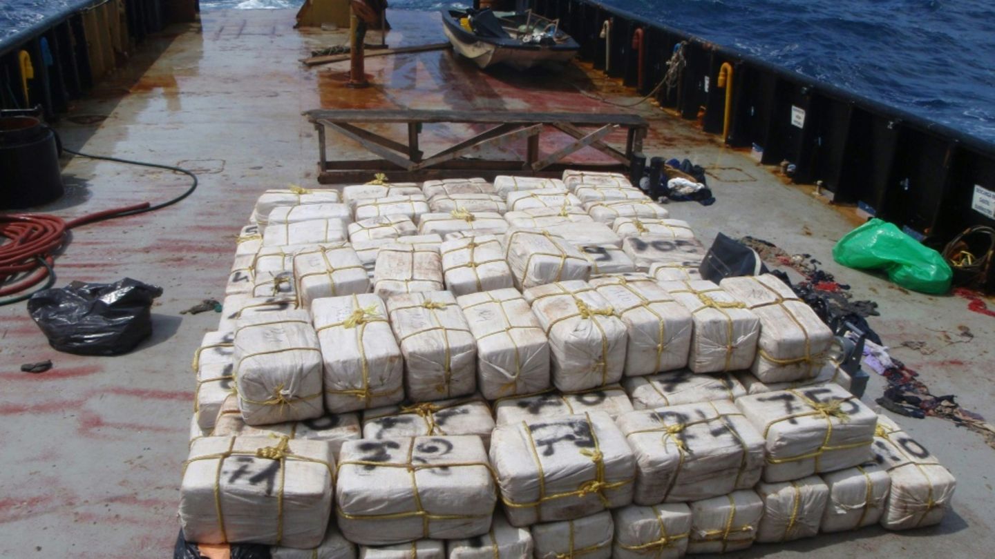 Drogenpakete auf einem Schiff