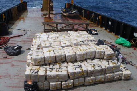 Drogenpakete auf einem Schiff