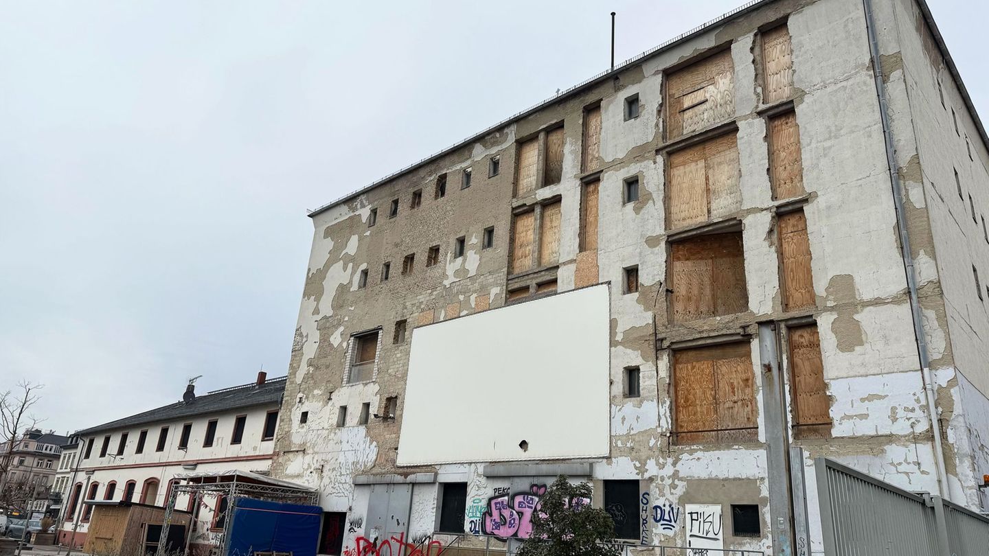 Der historische Zollspeicher ist eines der prägendsten Gebäude am Biebricher Rheinufer - aber steht seit langer Zeit leer. Foto: