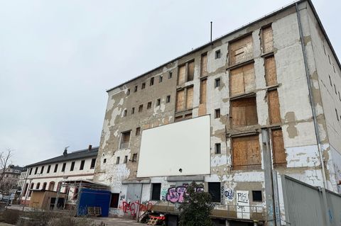 Der historische Zollspeicher ist eines der prägendsten Gebäude am Biebricher Rheinufer - aber steht seit langer Zeit leer. Foto: