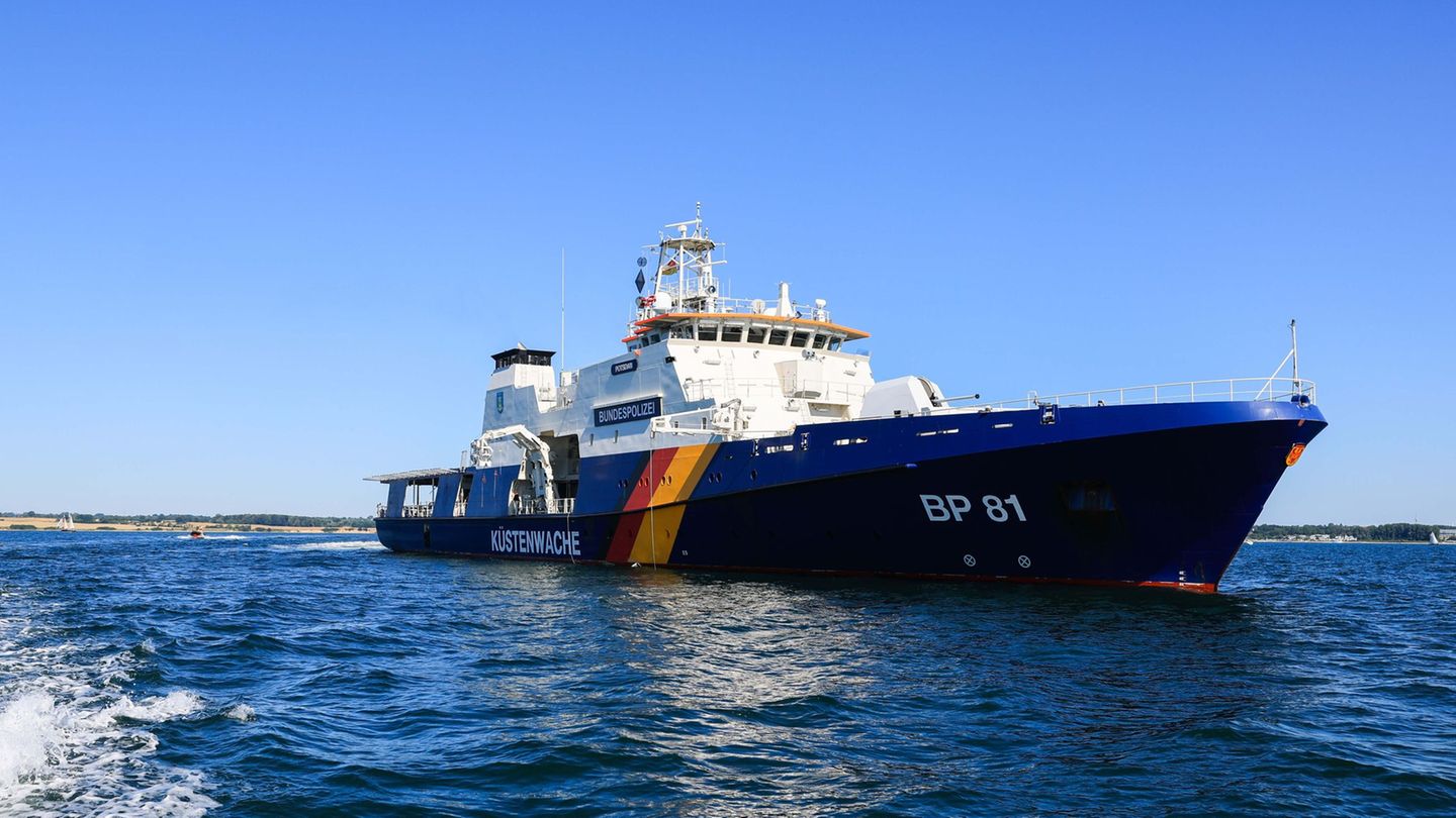 Das Bundespolizeischiff "Potsdam" ist einen Fischkutter mit einem schwer verletzten Besatzungsmitglied zu Hilfe gekommen. (Archi