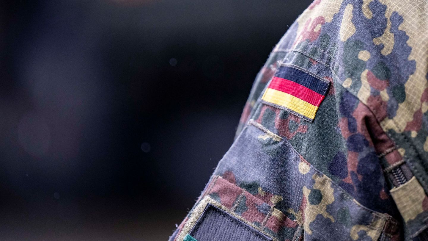 Ein Bundeswehrsoldat in Uniform wurde in der Gemeinde Dorf Mecklenburg attackiert. (Symbolbild) Foto: David Inderlied/dpa