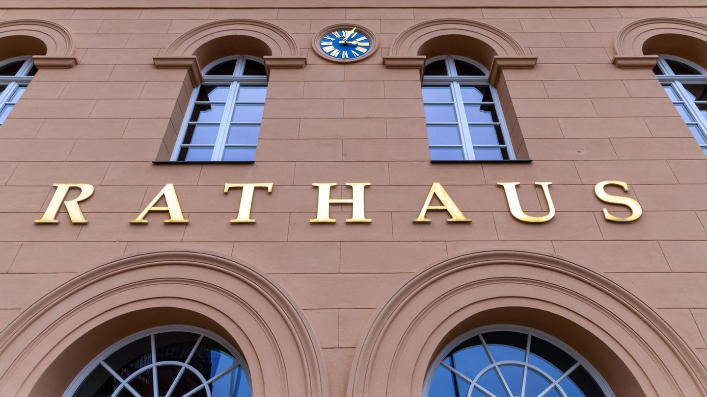 Wer zieht als neuer Oberbürgermeister ins Schweriner Rathaus ein? Sieben Bewerber haben ihr Interesse angemeldet. (Archivbild) F