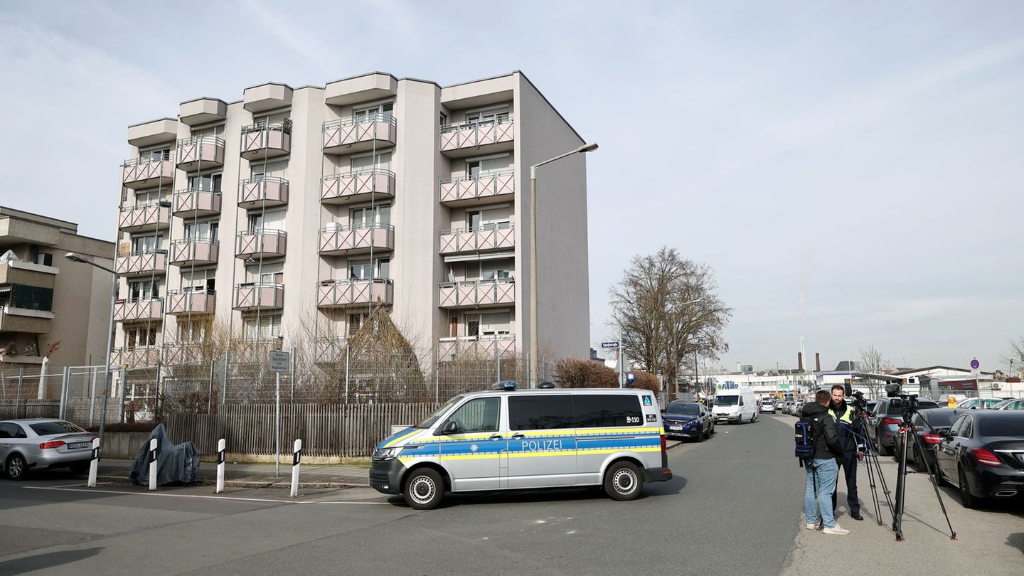 In einem Mehrfamilienhaus in Nürnberg hat ein Polizist im vergangenen März auf einen 38-Jährigen geschossen und ihn tödlich verl