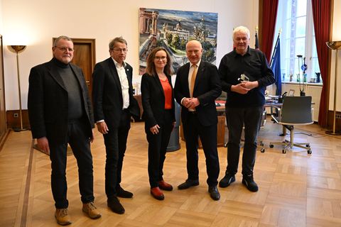 Eine Expertenkommission mit dem Ex-Brigadegeneral Nerger (links), dem Charité-Vorstandsvorsitzenden Kroemer (2. von links), der