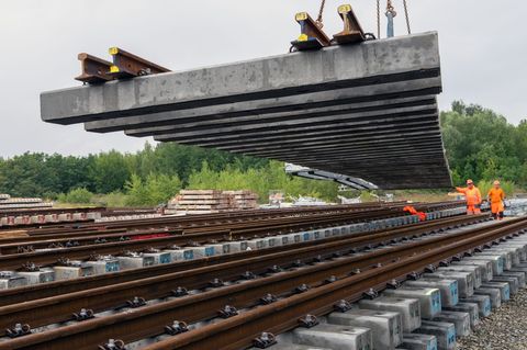 Mit der Generalsanierung von bundesweit mehr als 40 hochbelasteten Streckenabschnitten bündelt die DB alle anstehenden Baumaßnah