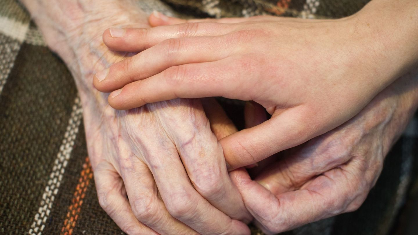 Welche rechtlichen und ethischen Aspekte sollten in einer alternden Gesellschaft und in einer Welt des voranschreitenden medizin