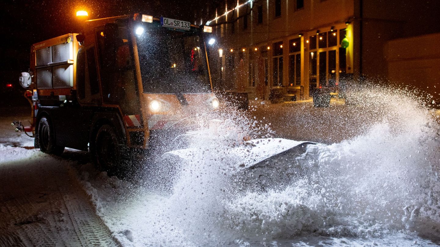 Die Stadt Oldenburg sperrt wegen des Schnees sicherheitshalber Sporthallen. (Symbolbild) Foto: Hauke-Christian Dittrich/dpa