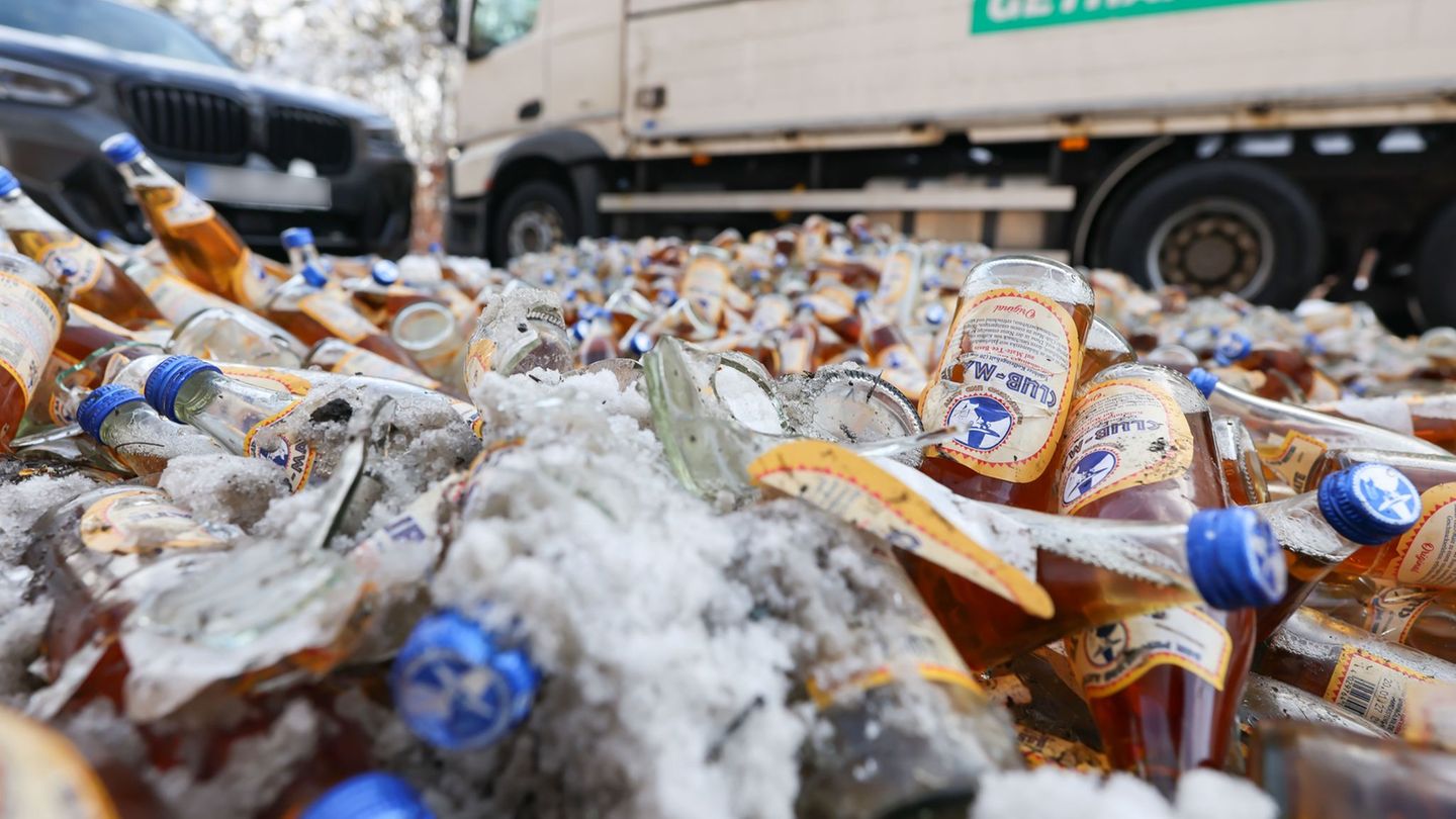 Die Bundesstraße 470 war nach dem Unfall für die Bergung der Ladung gesperrt. Foto: Daniel Löb/dpa
