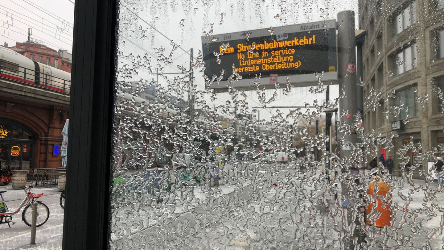 Wegen vereister Oberleitungen infolge von Eisregen hat die BVG den Straßenbahnverkehr am Montag vollständig eingestellt. Foto: S