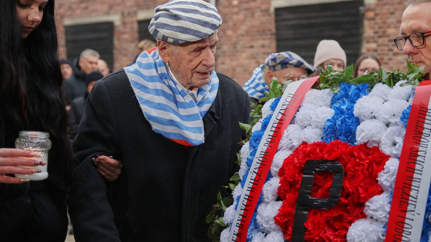 Der Holocaust-Überlebende Stanislaw Zalewski gedenkt mit anderen Überlebenden im früheren deutschen Konzentrations- und Vernicht