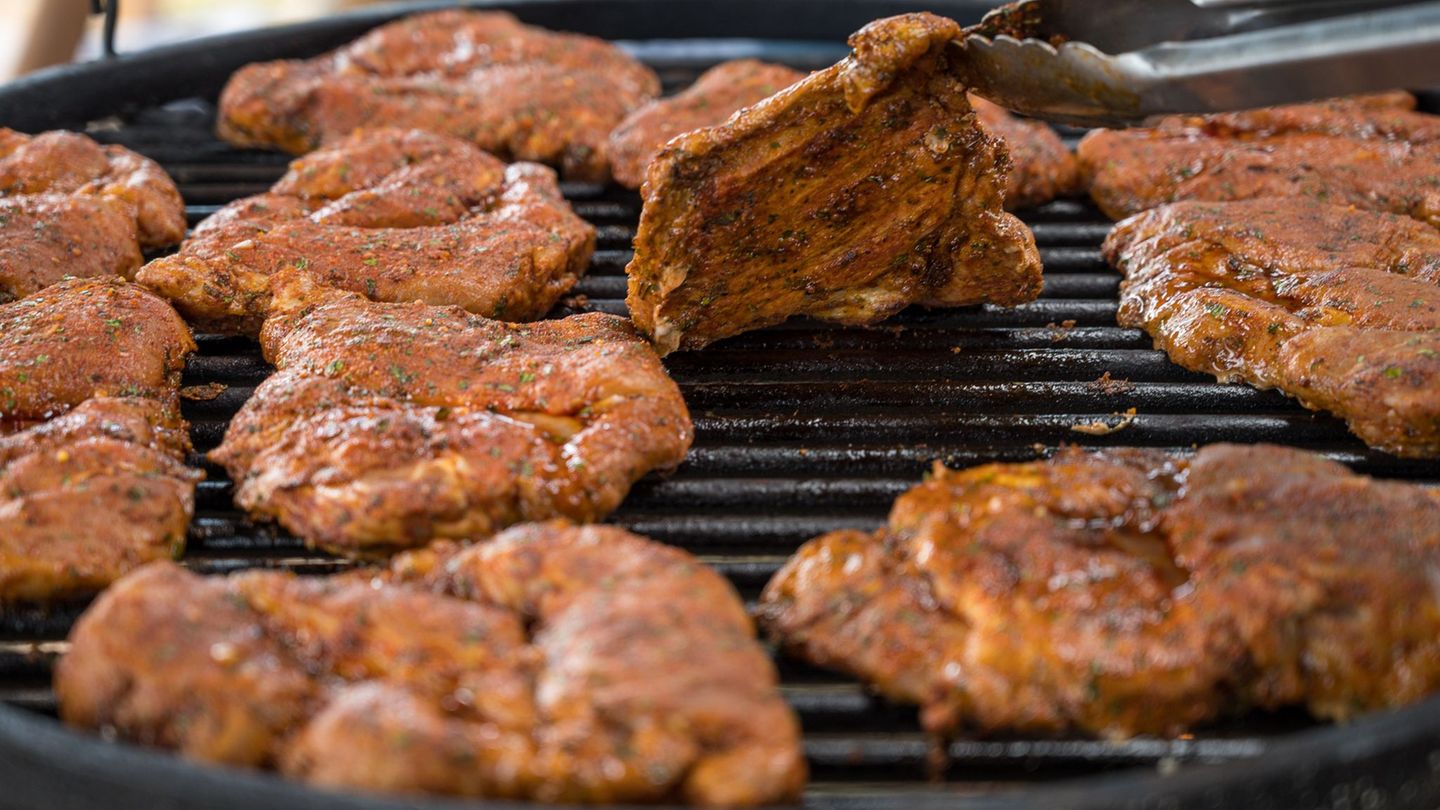 Das Grillen von Schwenkern auf dem Schwenker ist im Saarland Kult (Symbolbild) Foto: Oliver Dietze/dpa