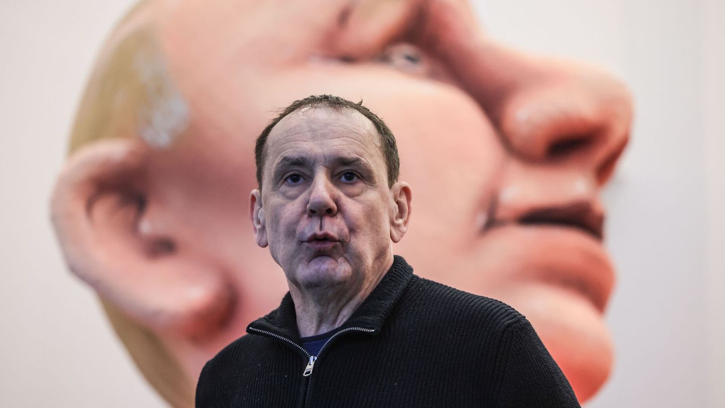 Jacques Tilly vor Putin-Figur (Archivbild) Foto: Oliver Berg/dpa