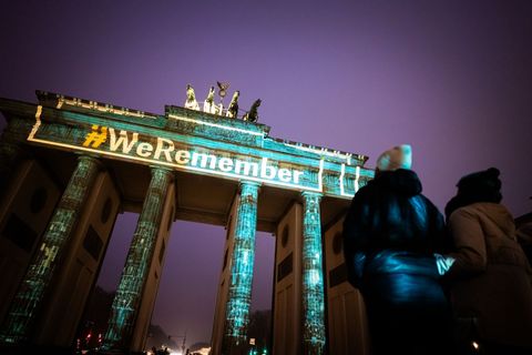Die Lichtprojektion "#WeRemember" am Brandenburger Tor erinnert an die Opfer des Holocaust und an die Befreiung des Vernichtungs