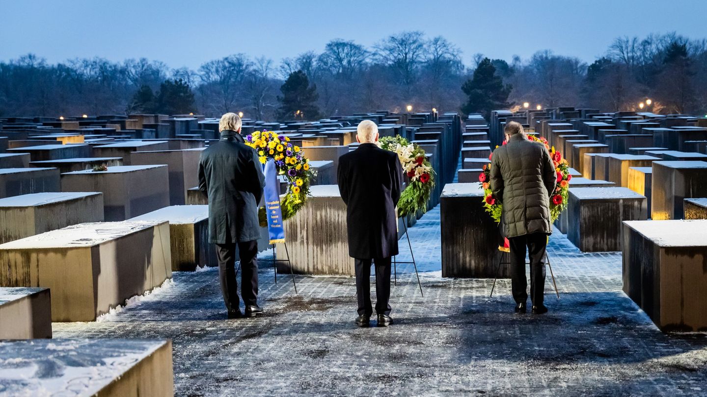 Alexander Dobrindt (r-l, CSU), Bundesinnenminister, Josef Schuster, Präsident des Zentralrates der Juden in Deutschland, und Mag
