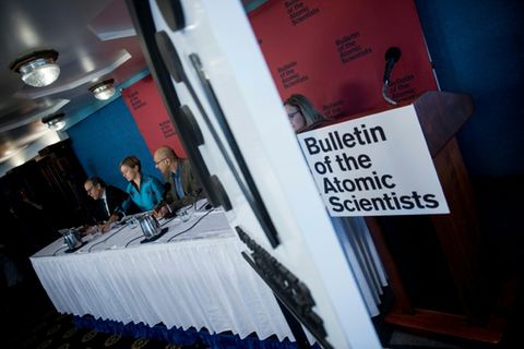 Forscher präsentieren die Weltuntergangsuhr 2018 in Washington