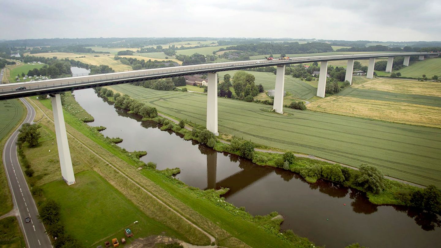 Die Ruhrtalbrücke auf der A52 ist kurzfristig gesperrt worden. Foto: Arnulf Stoffel/dpa