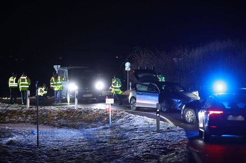 Die Verfolgungsjagd endete mit einem Unfall in Weißenburg in Bayern. Foto: Goppelt/Vifogra GmbH/dpa