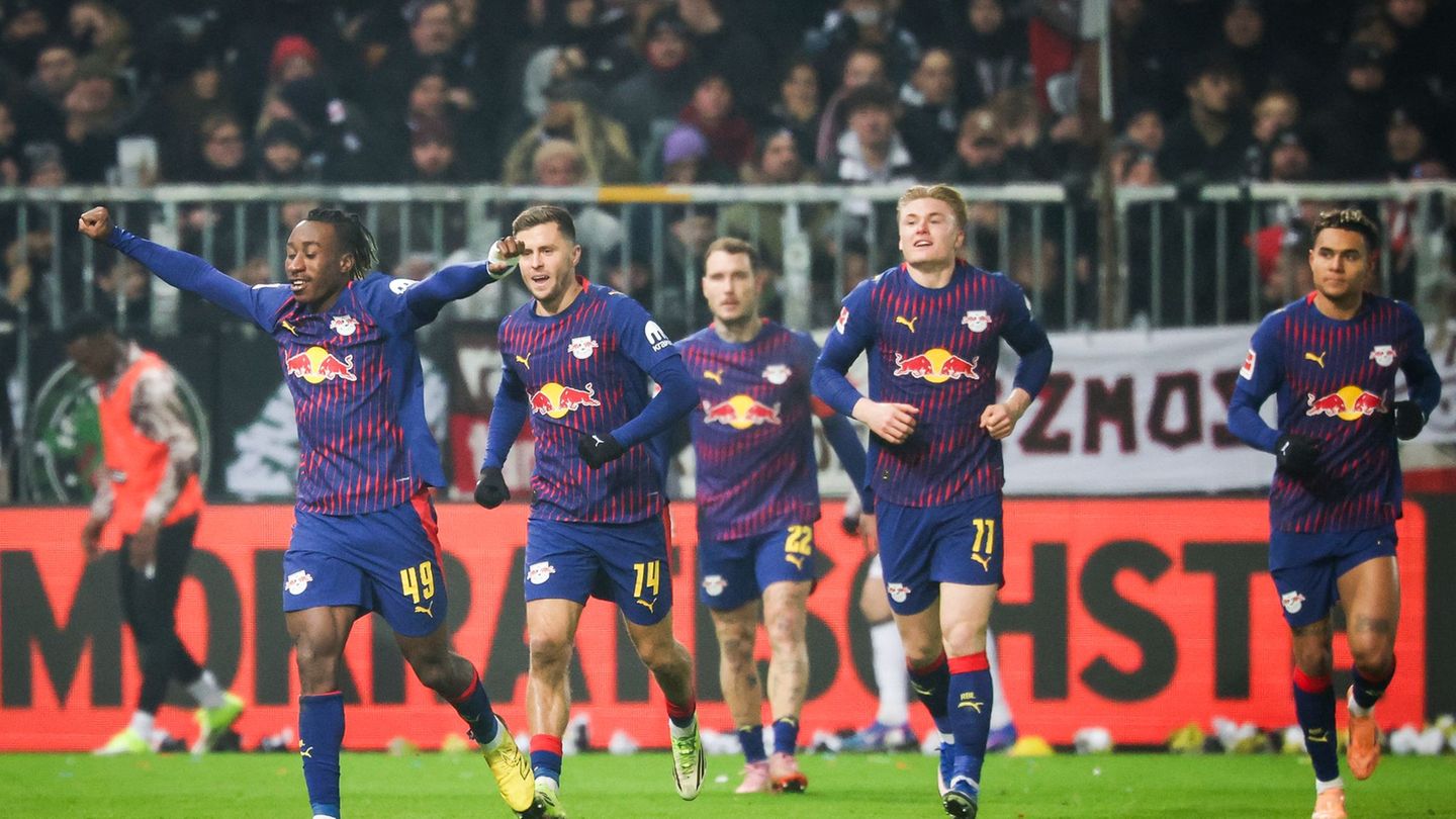 Fu-ball-Bundesliga-St-Pauli-rettet-sich-mit-sp-tem-Tor-zu-Remis-gegen-Leipzig