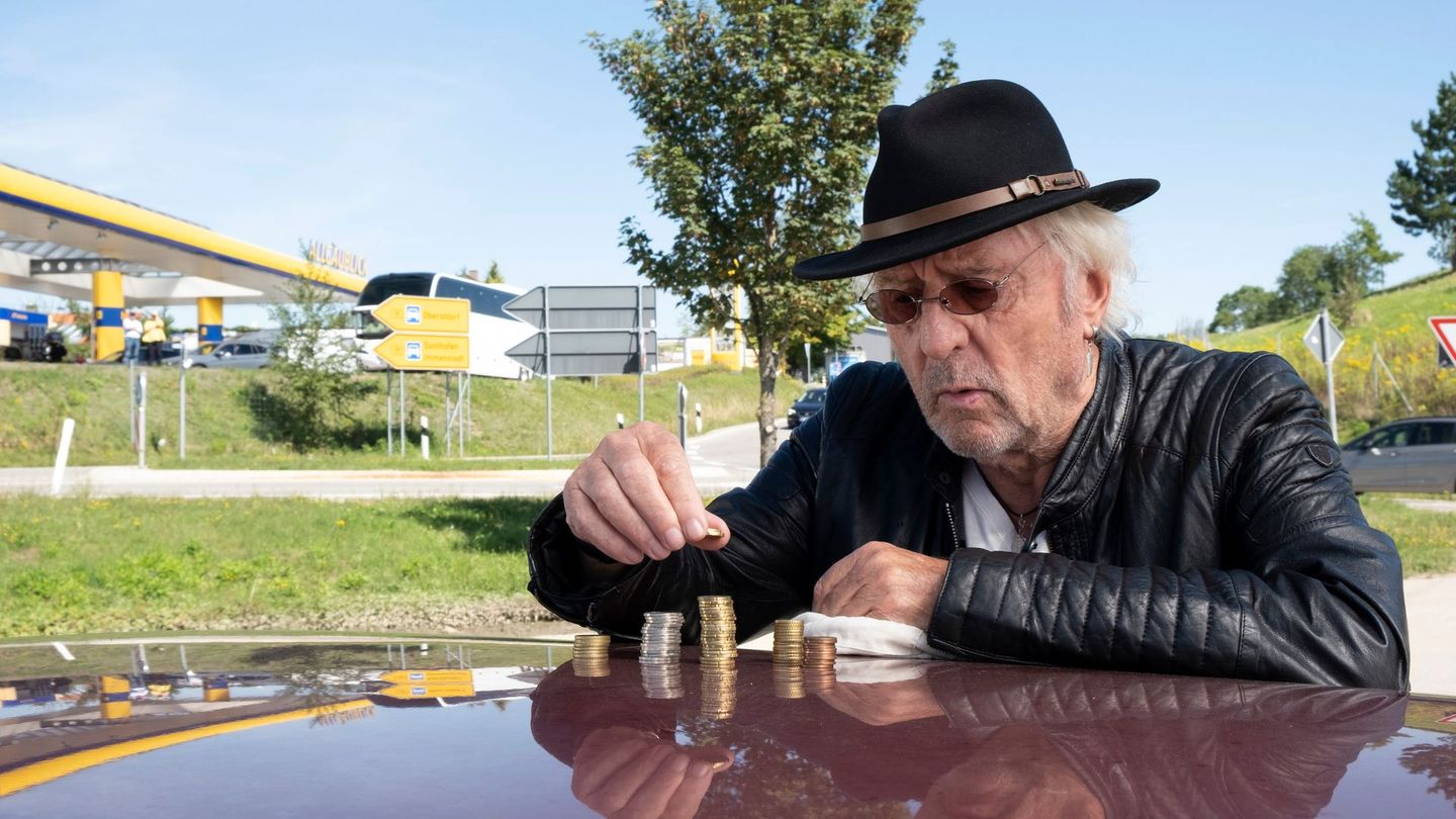 Lebenskünstler Hartmut (Günther Maria Halmer) ist pleite. Nicht mal fürs Tanken reicht sein Geld.