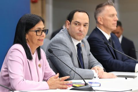 Delcy Rodríguez (l.) in Caracas