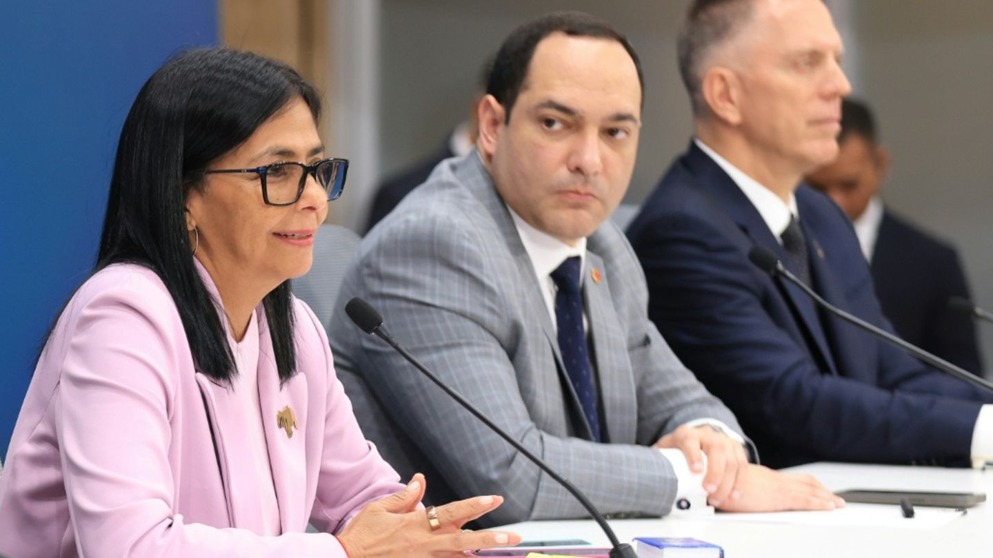 Delcy Rodríguez (l.) in Caracas