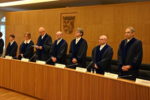 Die elf Richter des hessischen Staatsgerichtshofs haben sich mit dem Streit um das Wahlrecht im Land befasst. (Archivbild) Foto: