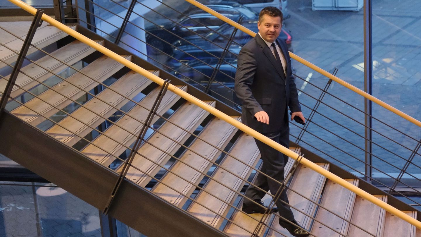 Hat im Büro auch gerne mal einen Ball am Fuß: CDU-Politiker Sven Schulze. (Archivbild) Foto: Sebastian Willnow/dpa