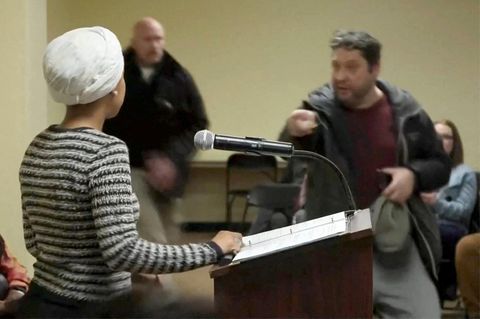 Während einer Rede in Minneapolis wurde Ilhan Omar von einem Mann mit einer Flüssigkeit attackiert