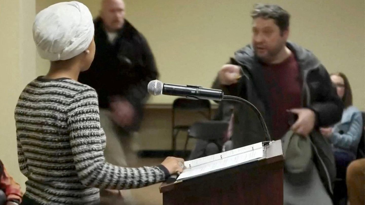 Während einer Rede in Minneapolis wurde Ilhan Omar von einem Mann mit einer Flüssigkeit attackiert
