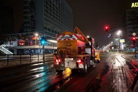 Die Berliner Stadtreinigung BSR ist auch für weitere Wochen mit Winterwetter gut aufgestellt. (Archivbild) Foto: Annette Riedl/d